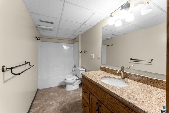 6045 W Jordan Ct Court, Sioux Falls, SD 57106