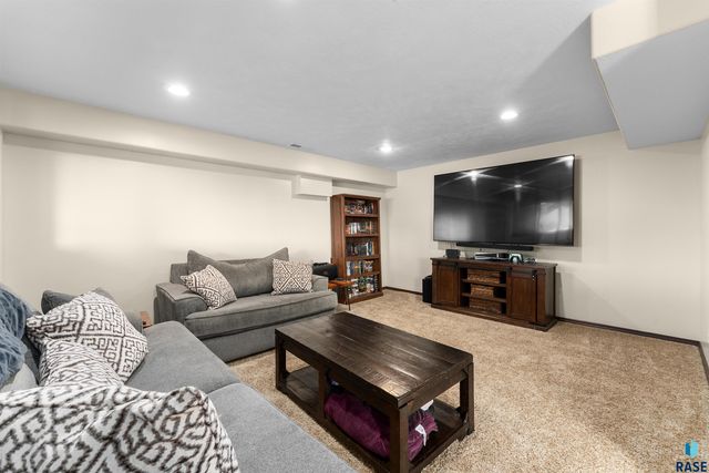 6045 W Jordan Ct Court, Sioux Falls, SD 57106