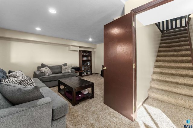 6045 W Jordan Ct Court, Sioux Falls, SD 57106