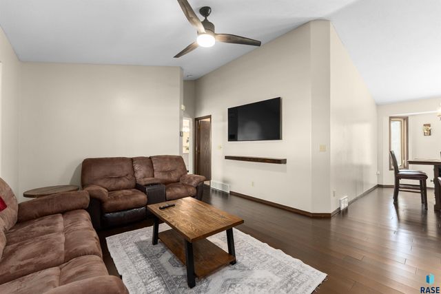 6045 W Jordan Ct Court, Sioux Falls, SD 57106