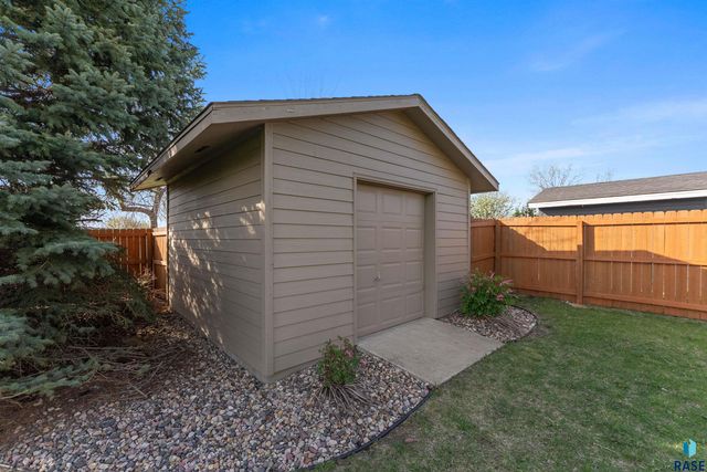 6045 W Jordan Ct Court, Sioux Falls, SD 57106