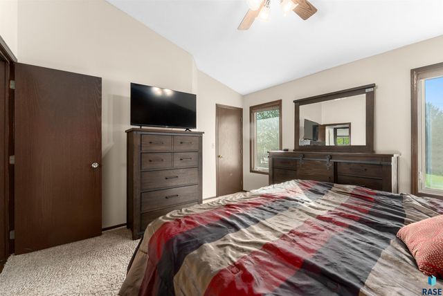 6045 W Jordan Ct Court, Sioux Falls, SD 57106