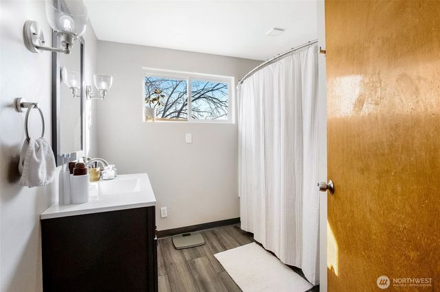 8061 NE Valley Road, Moses Lake, WA 98837