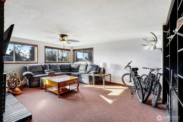 8061 NE Valley Road, Moses Lake, WA 98837