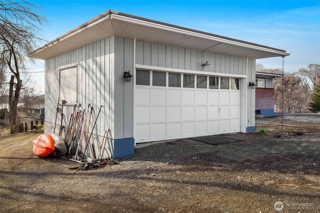 8061 NE Valley Road, Moses Lake, WA 98837