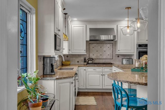 3765 Brookside Road, Ottawa Hills, OH 43606