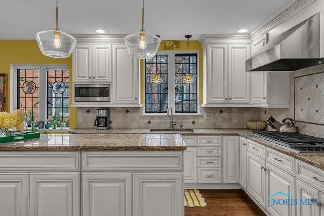 3765 Brookside Road, Ottawa Hills, OH 43606