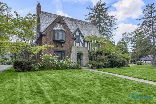 3765 Brookside Road, Ottawa Hills, OH 43606