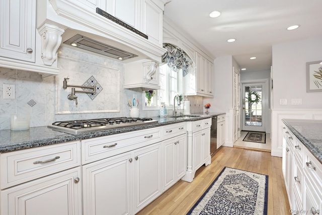 10 Dogwood Lane, West Nyack, NY 10994