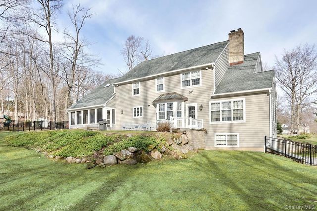 10 Dogwood Lane, West Nyack, NY 10994