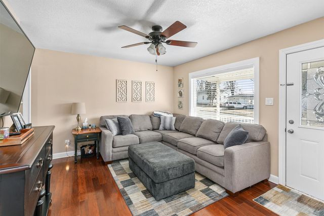 8513 Madison Avenue, Urbandale, IA 50322