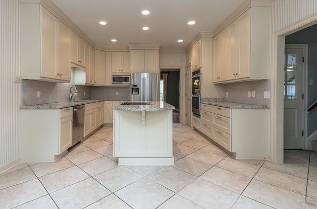 2762 HUNTERS FOREST DR, Germantown, TN 38138