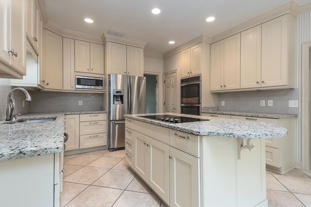 2762 HUNTERS FOREST DR, Germantown, TN 38138