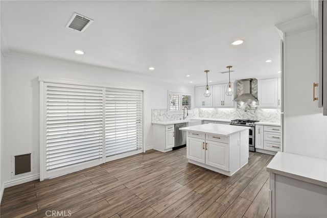 10811 Des Moines, Los Angeles, CA 91326