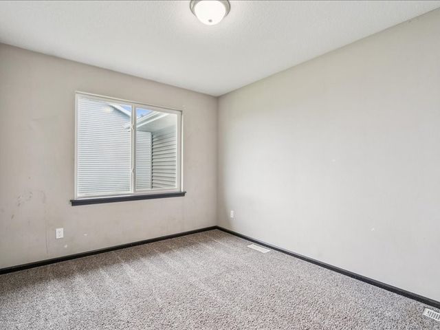 1719 Prairie Rose Dr, Cedar Rapids, IA 52404