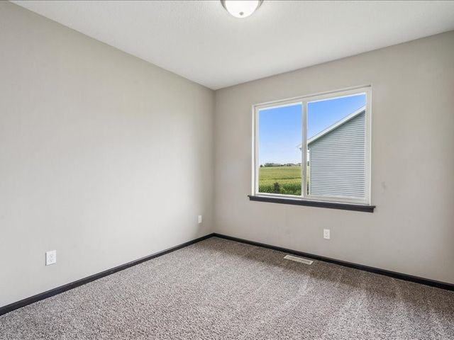 1719 Prairie Rose Dr, Cedar Rapids, IA 52404