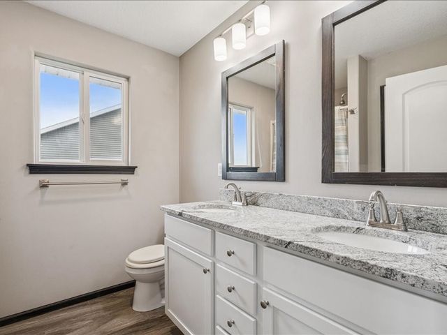 1719 Prairie Rose Dr, Cedar Rapids, IA 52404