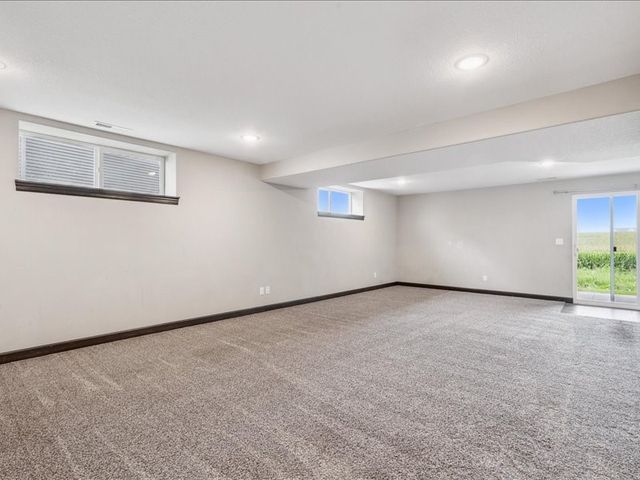 1719 Prairie Rose Dr, Cedar Rapids, IA 52404