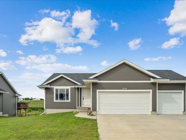 1719 Prairie Rose Dr, Cedar Rapids, IA 52404