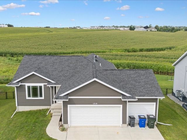 1719 Prairie Rose Dr, Cedar Rapids, IA 52404