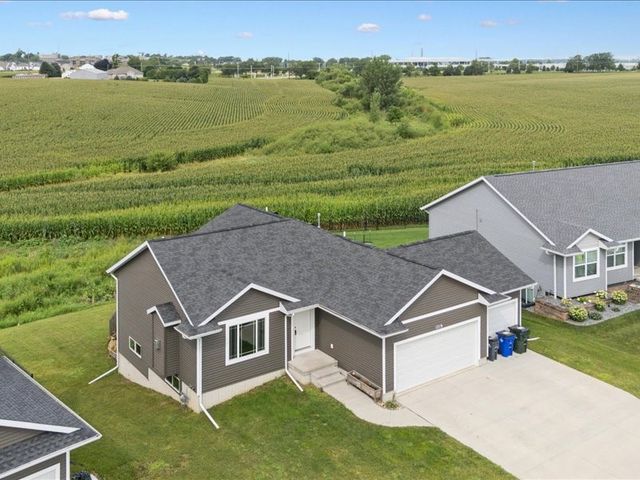 1719 Prairie Rose Dr, Cedar Rapids, IA 52404