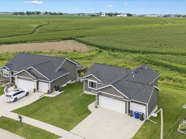 1719 Prairie Rose Dr, Cedar Rapids, IA 52404