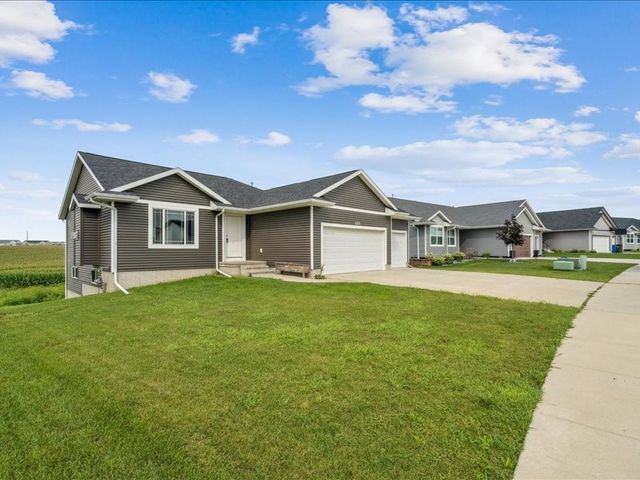 1719 Prairie Rose Dr, Cedar Rapids, IA 52404