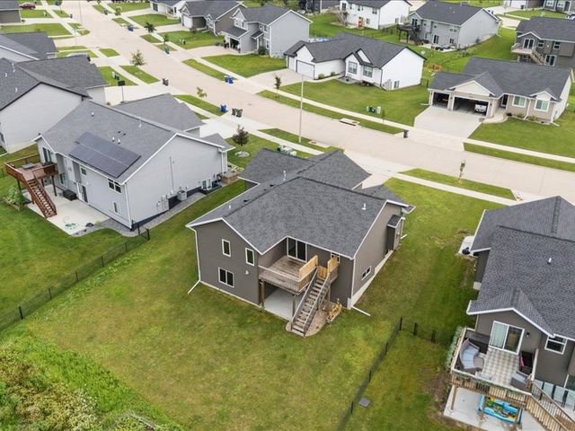 1719 Prairie Rose Dr, Cedar Rapids, IA 52404