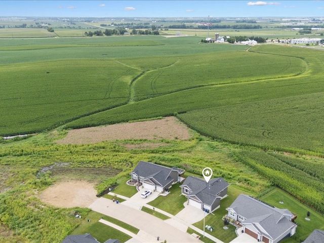 1719 Prairie Rose Dr, Cedar Rapids, IA 52404