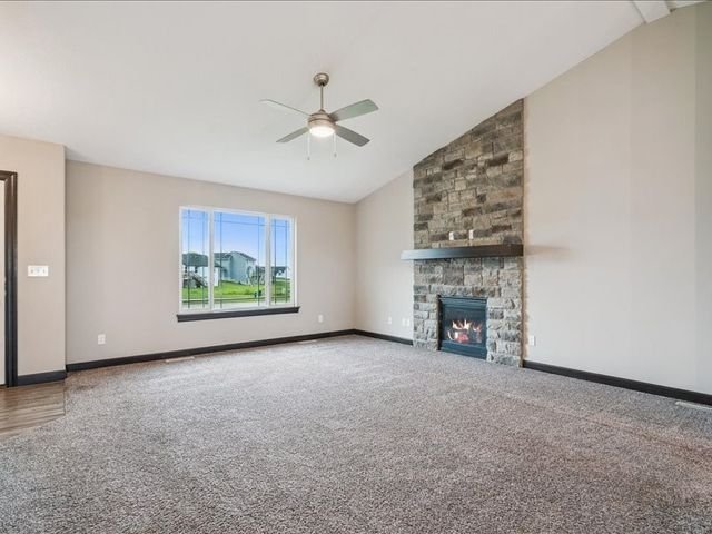 1719 Prairie Rose Dr, Cedar Rapids, IA 52404