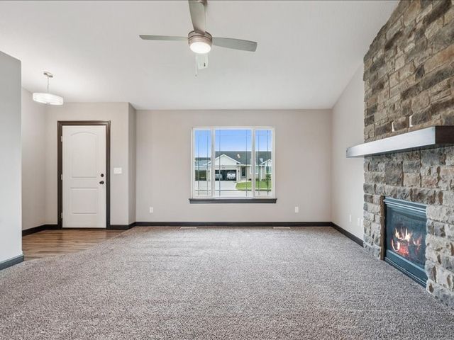 1719 Prairie Rose Dr, Cedar Rapids, IA 52404