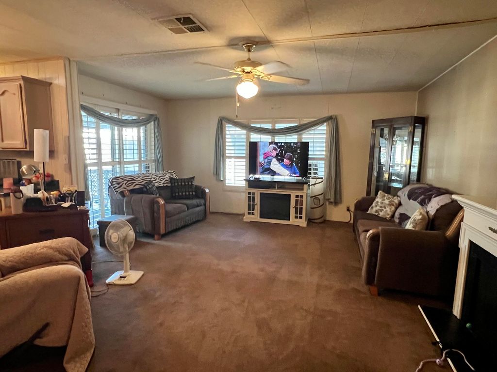 Image 6 of property listing at 314 N Albert Avenue 85, Exeter, CA 93221