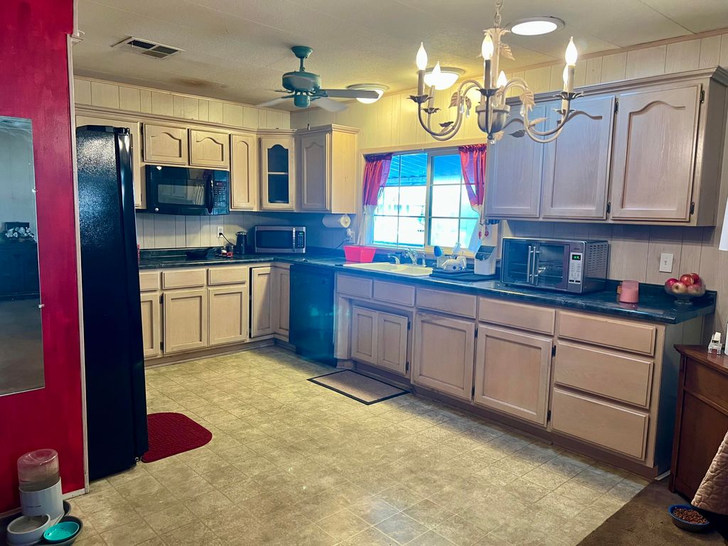 Image 7 of property listing at 314 N Albert Avenue 85, Exeter, CA 93221