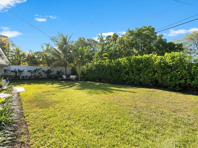 1945 Alamanda Dr, North Miami, FL 33181