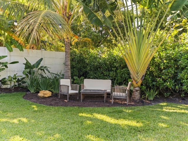 1945 Alamanda Dr, North Miami, FL 33181