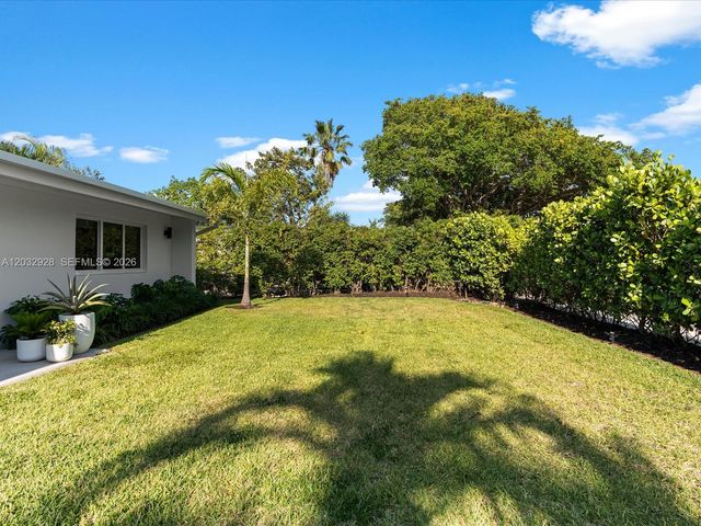 1945 Alamanda Dr, North Miami, FL 33181