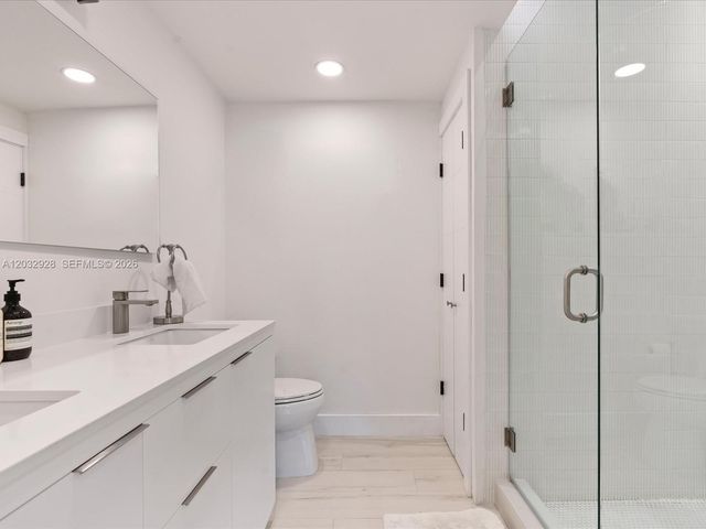 1945 Alamanda Dr, North Miami, FL 33181