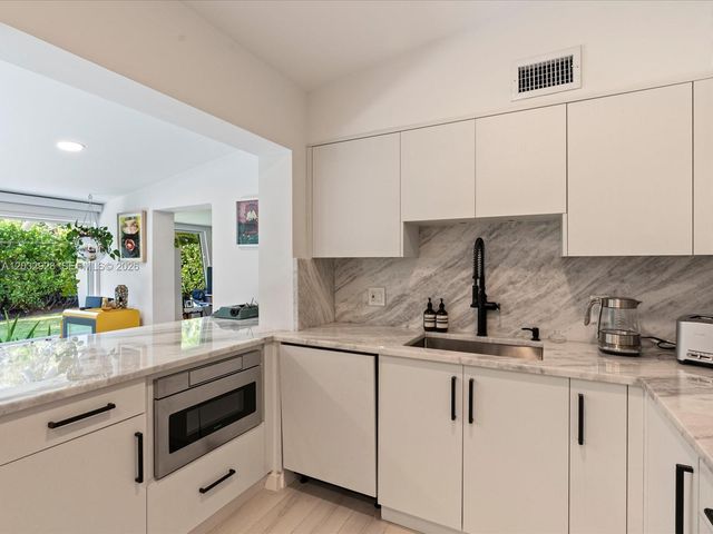 1945 Alamanda Dr, North Miami, FL 33181
