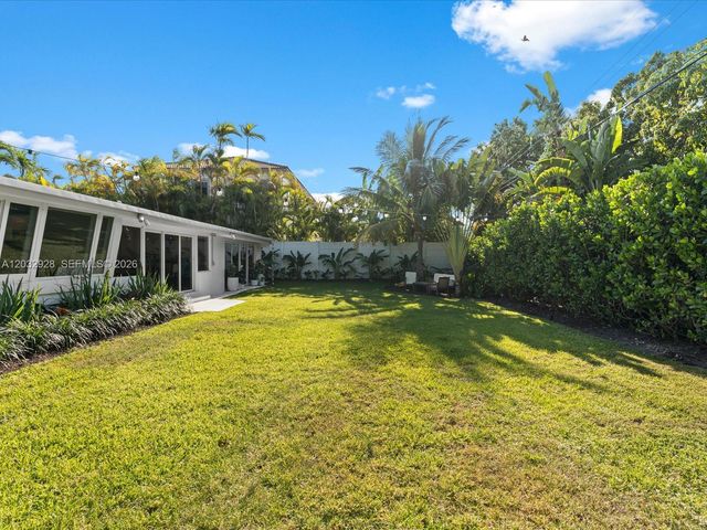 1945 Alamanda Dr, North Miami, FL 33181