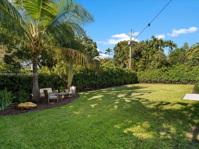 1945 Alamanda Dr, North Miami, FL 33181