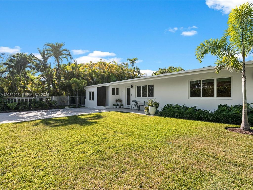 1945 Alamanda Dr, North Miami, FL 33181