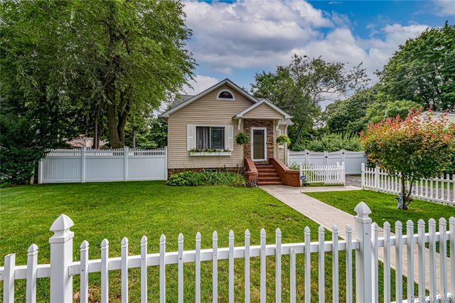 234 Grand Avenue, Lindenhurst, NY 11757