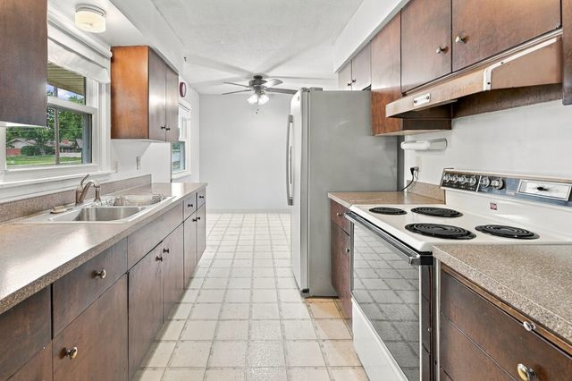 1525 MIDDLE Road, Bettendorf, IA 52722