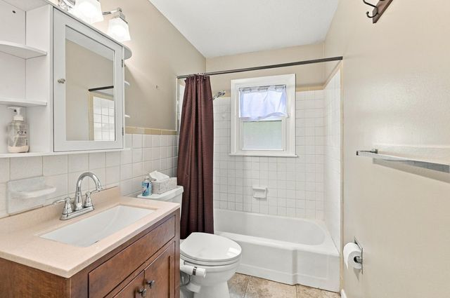 1525 MIDDLE Road, Bettendorf, IA 52722