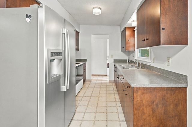 1525 MIDDLE Road, Bettendorf, IA 52722