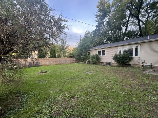 1525 MIDDLE Road, Bettendorf, IA 52722