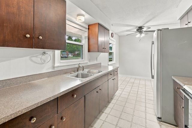 1525 MIDDLE Road, Bettendorf, IA 52722