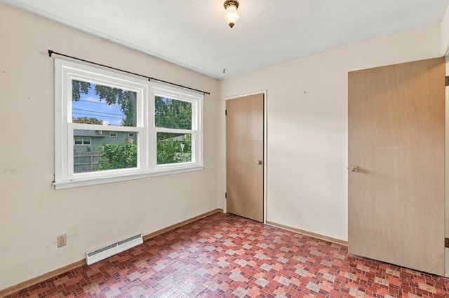 1525 MIDDLE Road, Bettendorf, IA 52722