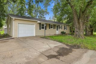 1525 MIDDLE Road, Bettendorf, IA 52722