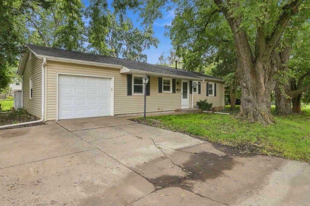 1525 MIDDLE Road, Bettendorf, IA 52722